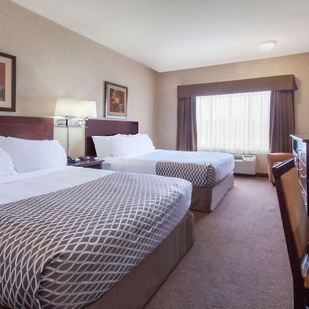 Hotel Ramada By Wyndham Camrose Esterno foto