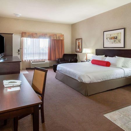 Hotel Ramada By Wyndham Camrose Esterno foto
