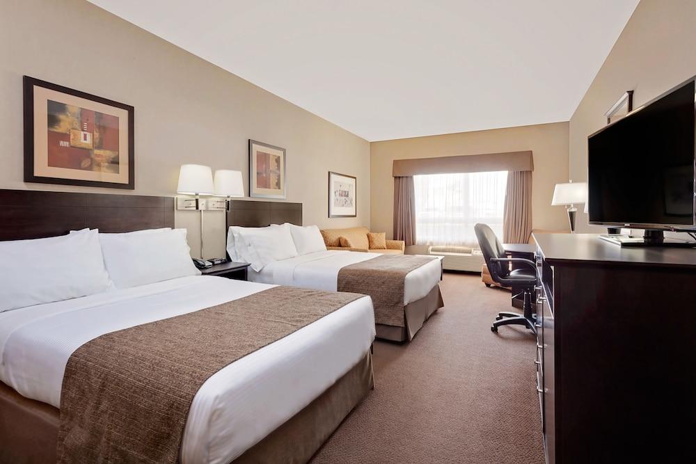 Hotel Ramada By Wyndham Camrose Esterno foto