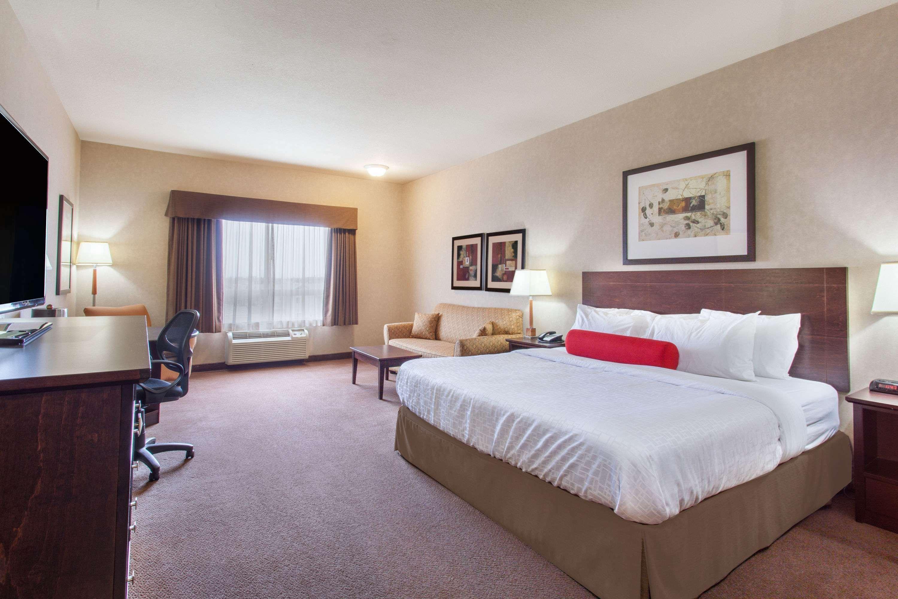 Hotel Ramada By Wyndham Camrose Esterno foto