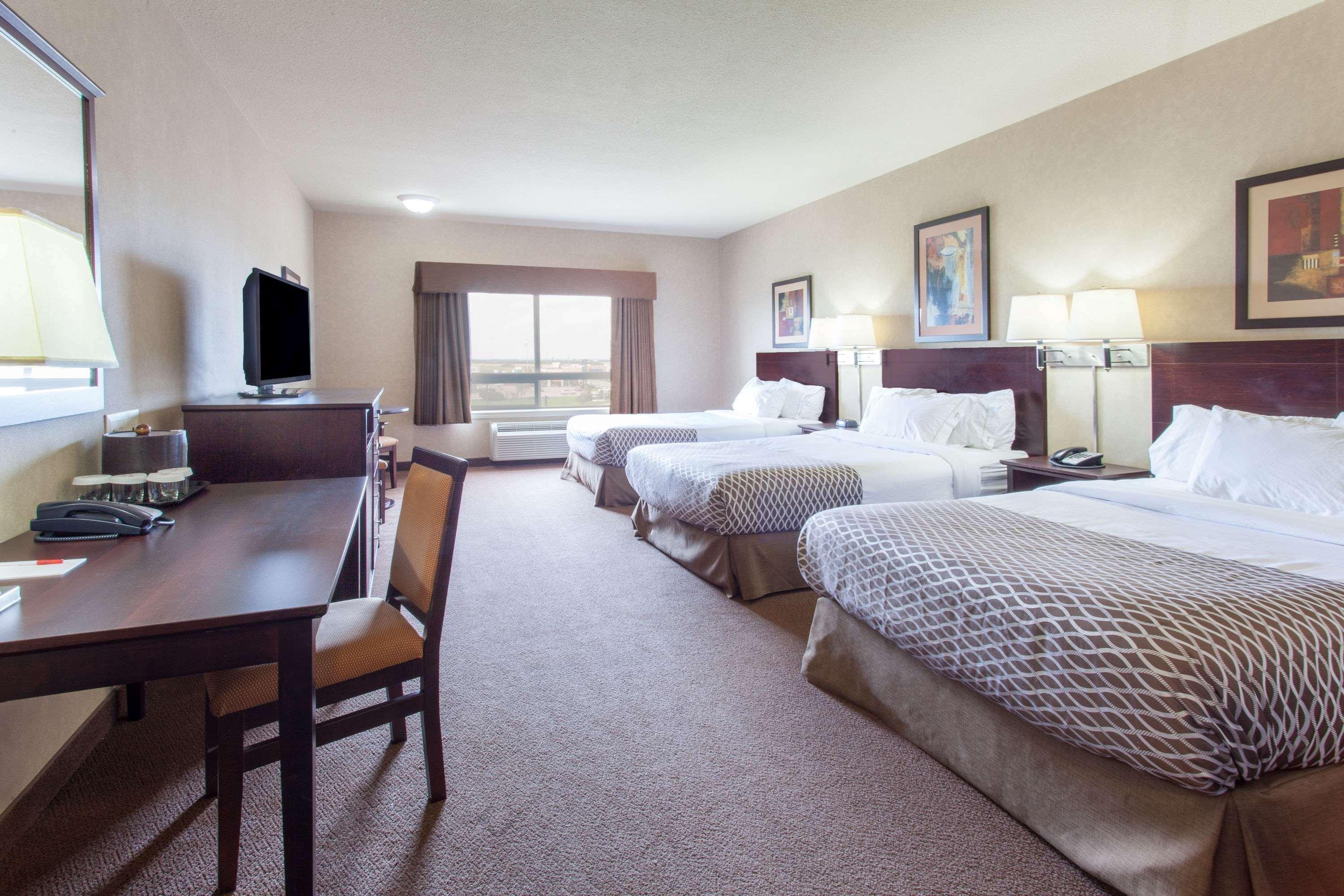 Hotel Ramada By Wyndham Camrose Esterno foto