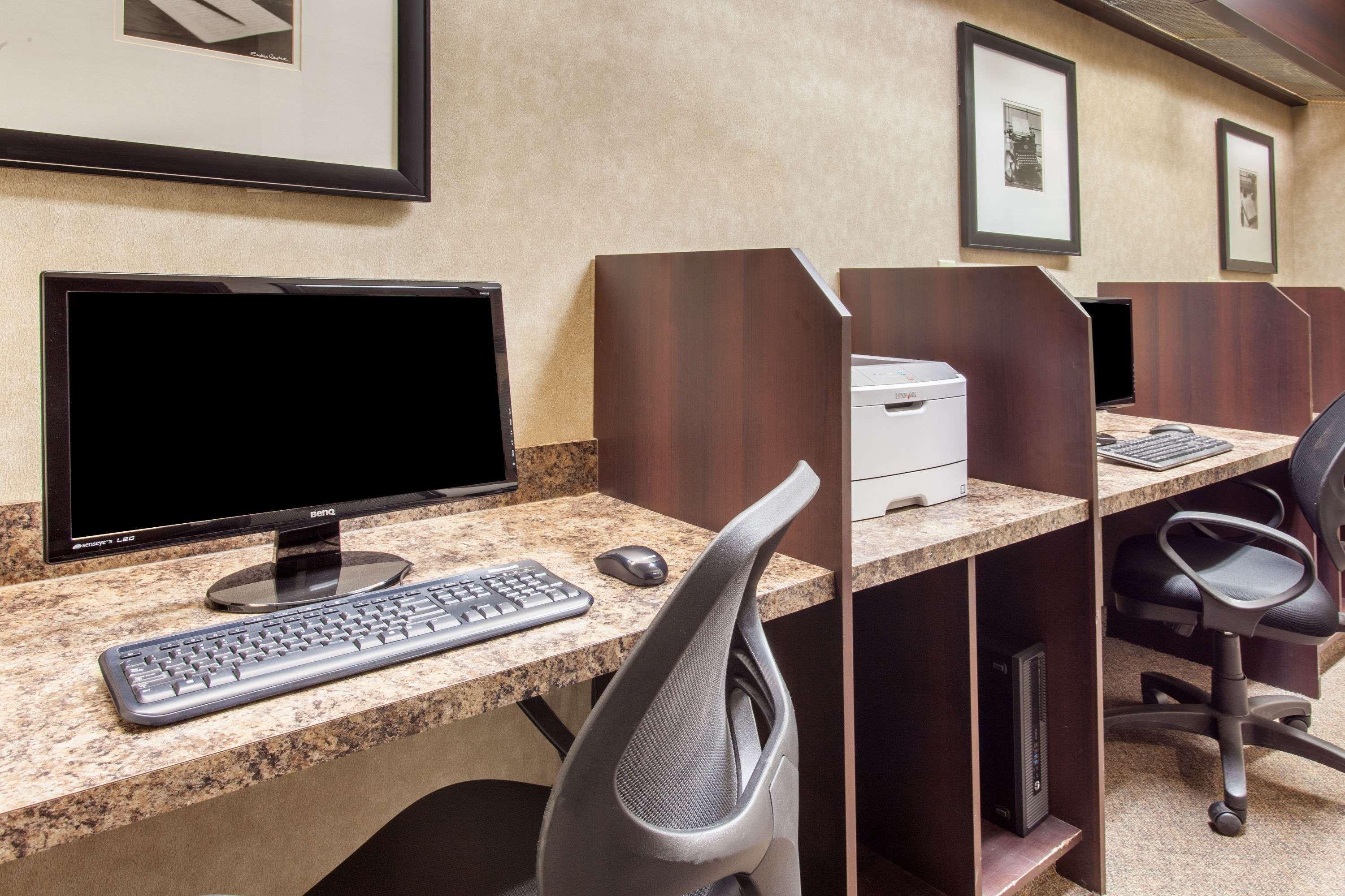 Hotel Ramada By Wyndham Camrose Esterno foto