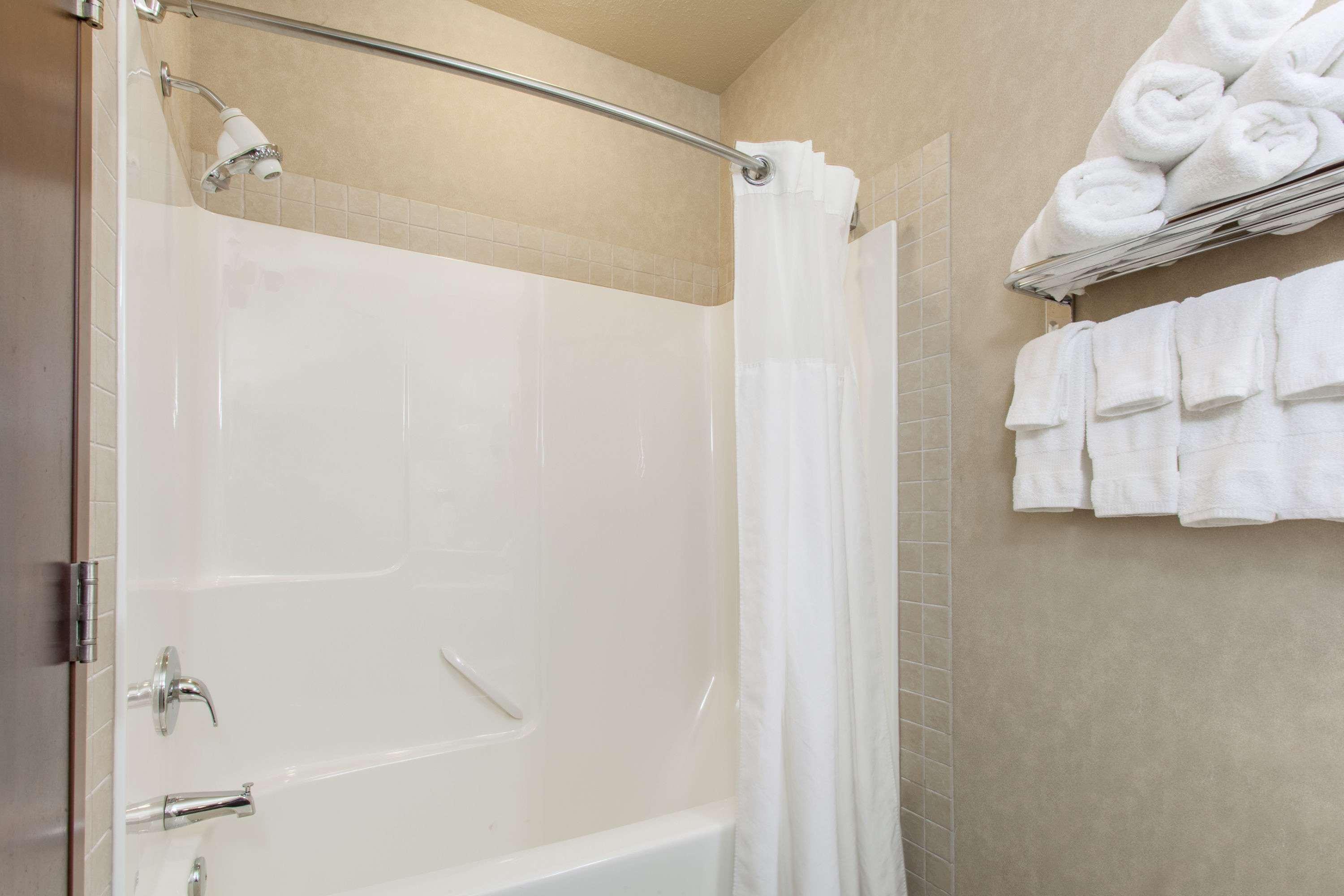 Hotel Ramada By Wyndham Camrose Esterno foto