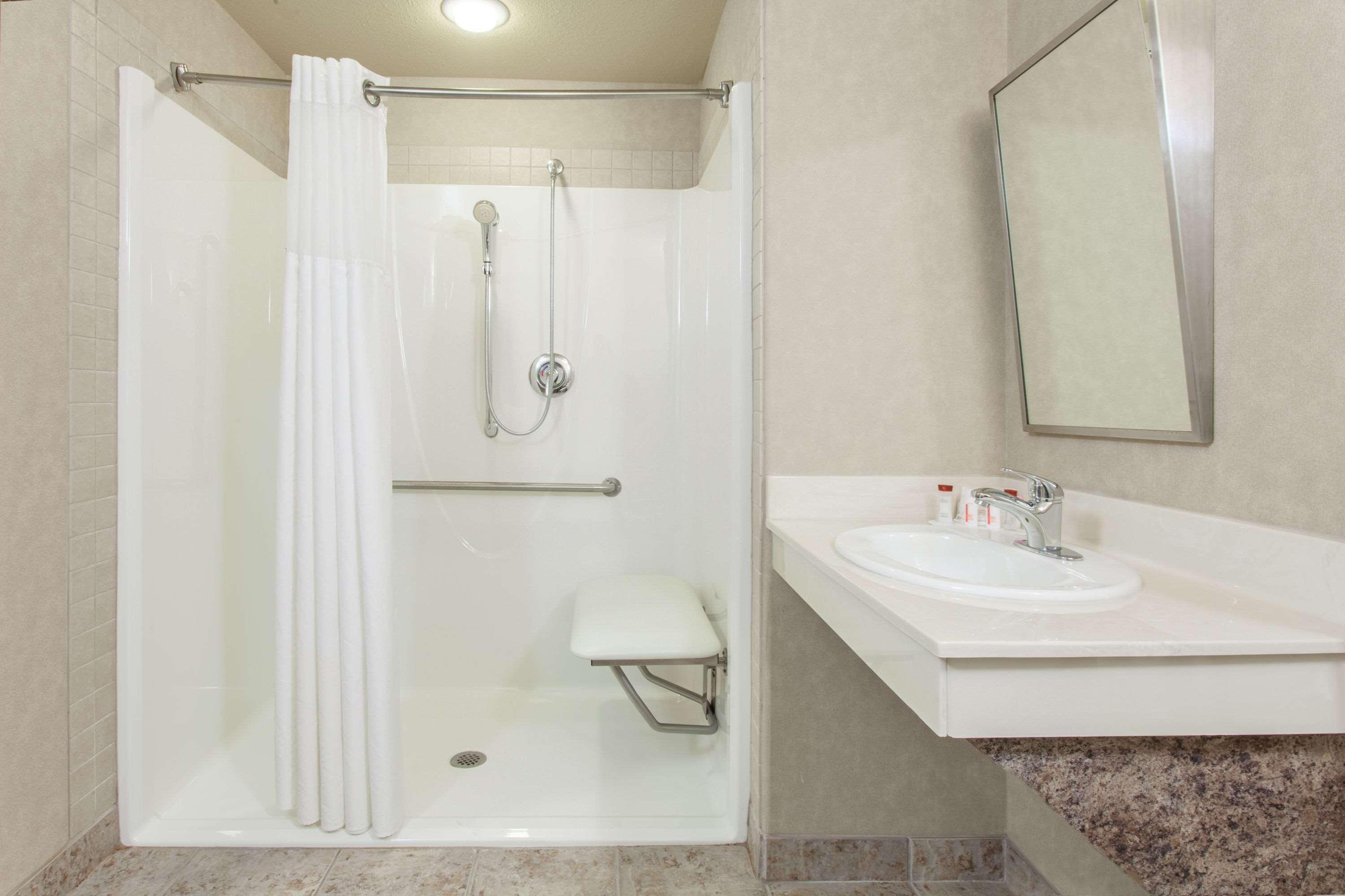 Hotel Ramada By Wyndham Camrose Esterno foto