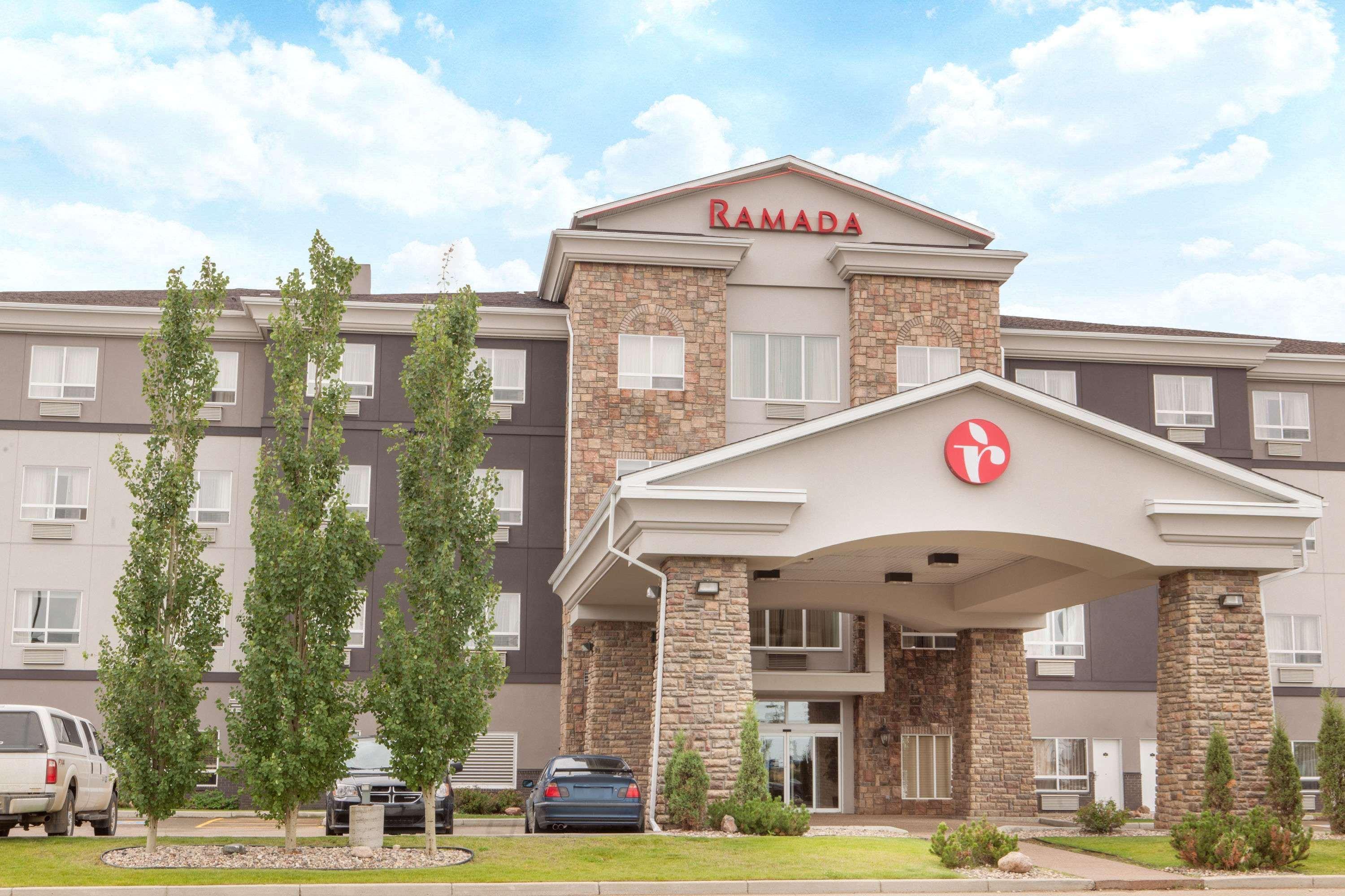 Hotel Ramada By Wyndham Camrose Esterno foto