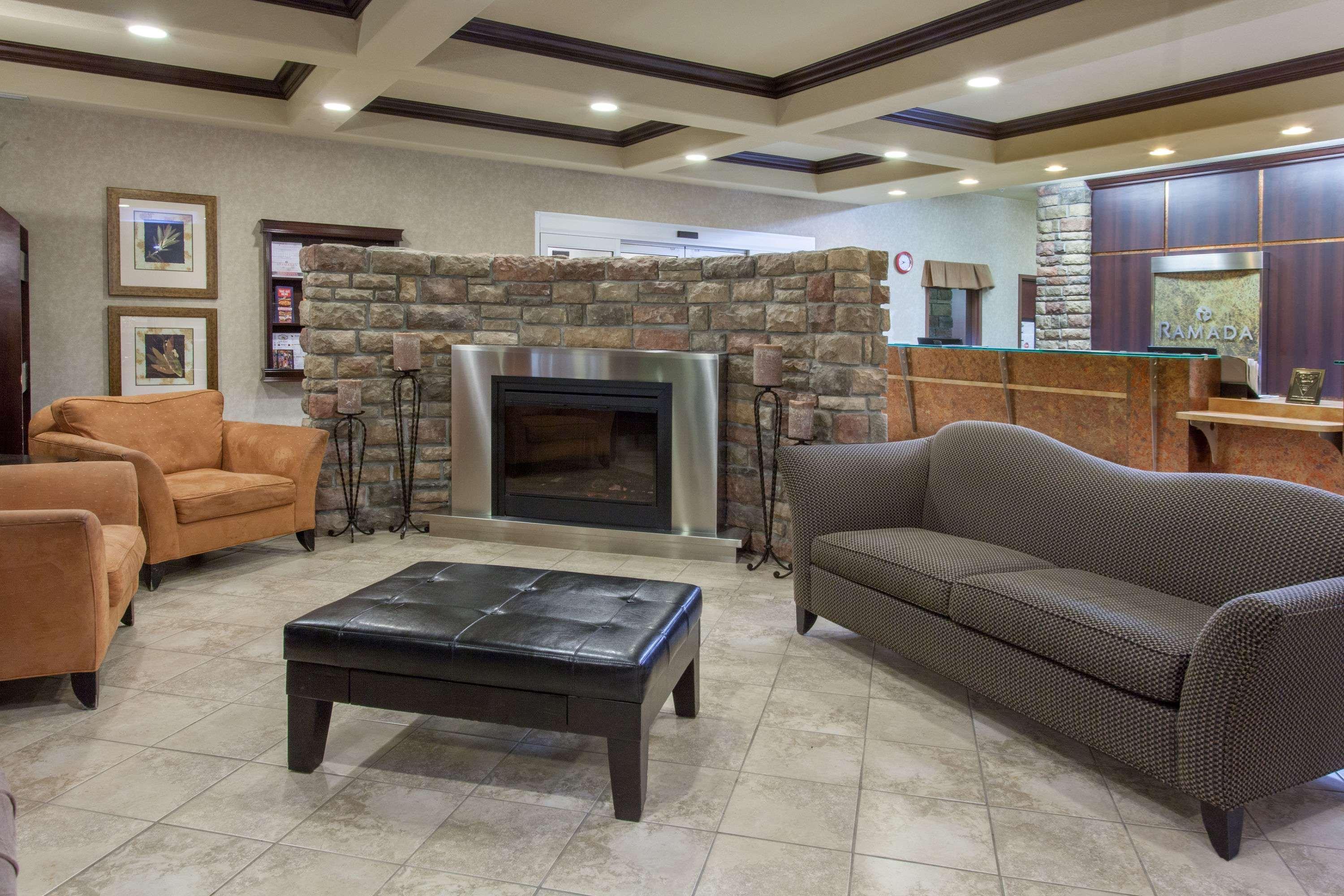 Hotel Ramada By Wyndham Camrose Esterno foto
