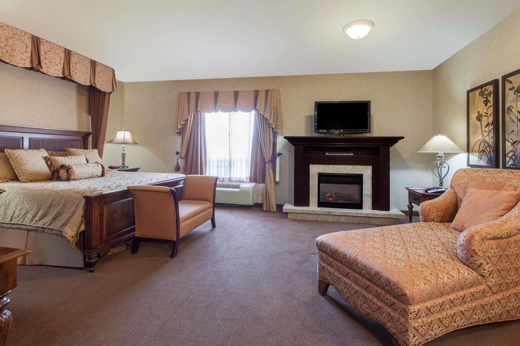 Hotel Ramada By Wyndham Camrose Esterno foto