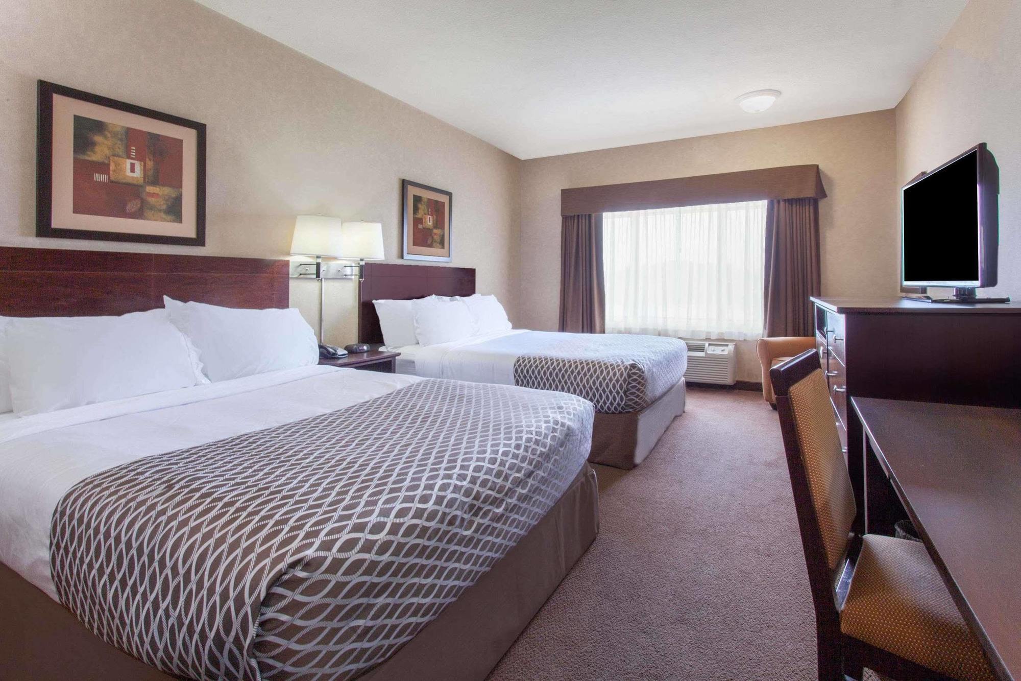Hotel Ramada By Wyndham Camrose Esterno foto
