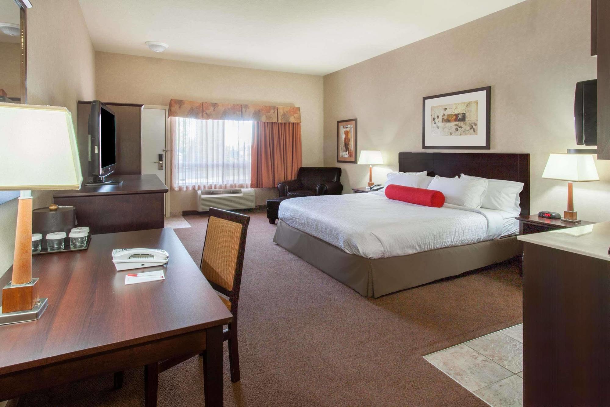 Hotel Ramada By Wyndham Camrose Esterno foto