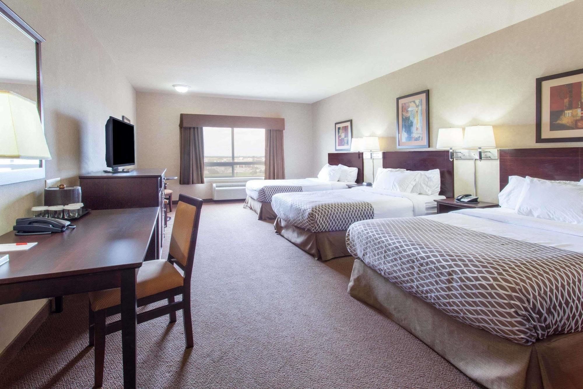 Hotel Ramada By Wyndham Camrose Esterno foto