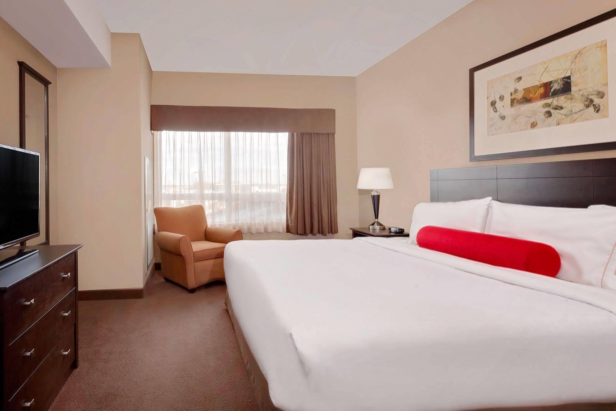 Hotel Ramada By Wyndham Camrose Esterno foto