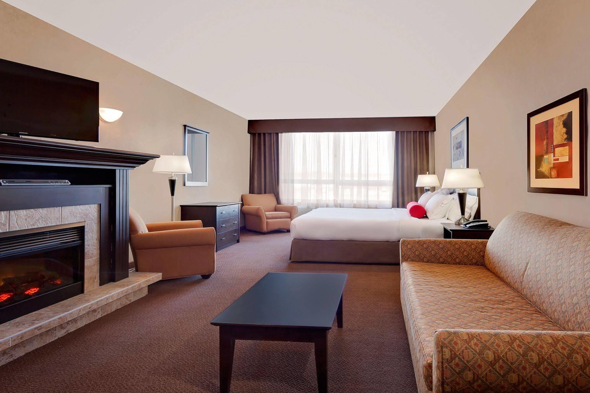Hotel Ramada By Wyndham Camrose Esterno foto